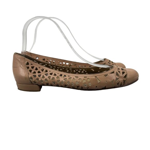 Stuart Weitzman Flats Womens 7.5 Nude Leather Slip On Laser Cut Closed Toe Shoe - Picture 1 of 11